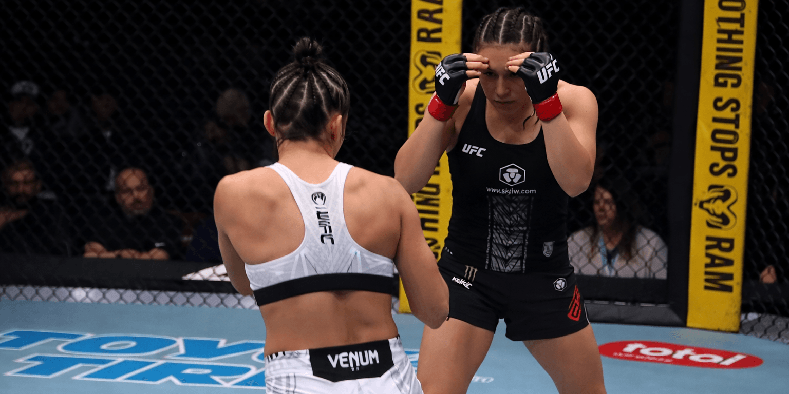 Wyniki UFC Fight Night: Pyfer nokautuje Adesanyę i wywraca kategorię średnią 1 Zawodniczki MMA w akcji ringowej