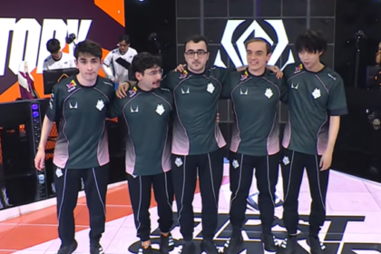 Zespół graczy na scenie esportowej