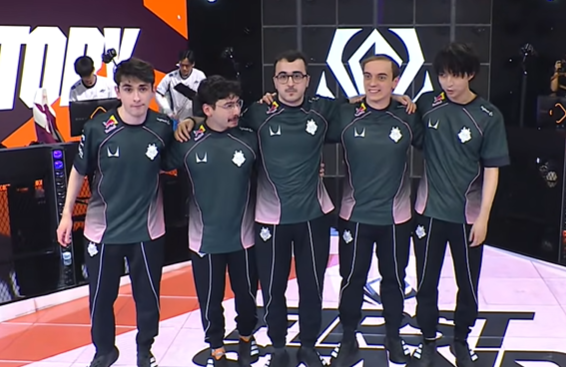 Zespół graczy na scenie esportowej