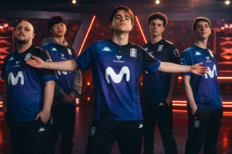Zespół e-sportowy w niebieskich koszulkach